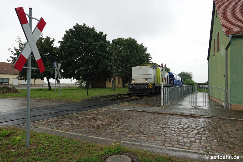 29.08.2021 | V141 ist aus Zörbig kommend mit einer Leerwagengruppe nach Bitterfeld Nord unterwegs. In Heideloh konnte die Fuhre am örtlichen Bahnübergang abgelichtet werden.