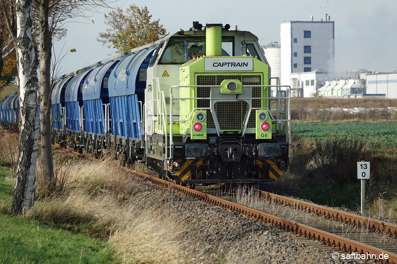 Kurz vor dem Ziel Zörbig: In wenigen Augenblicken erreicht der Agrozug die Streckenübergabestelle; von dieser aus übernimmt das Verbio-Werk die Wagen zur Entladung.