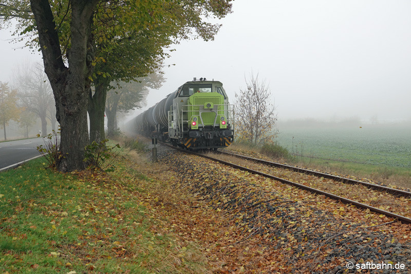 Mit rotem Schlusslicht: Lok G6 hat den Kesselwagenzug nach Zörbig gebracht, welcher auf der Streckenübergabestelle abgestellt wird.