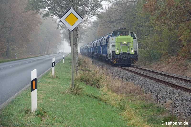 Im Stakendorfer Busch pfeift 650 093 mit ihrem 340m langen Getreidezug vor dem Bahnübergang zum örtlichen Campingplatz.