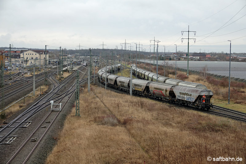 Die wenigen zur Verfügung stehenden Gütergleise im Bahnhof Bitterfeld werden gut genutzt: Nach Teilung eines aus 37 Wagen bestehenden Getreidezuges, werden 20 Wagen nach Bitterfeld Nord geschoben. Links im Bild der aufgestellte Prellbock auf dem einstigen Personenzuggleis nach Grube Antonie / Stumsdorf.