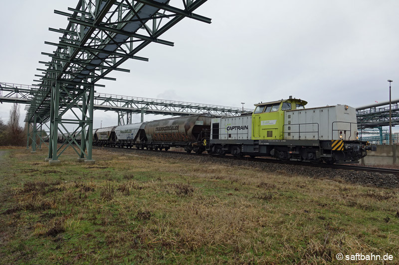 An ihrer Leistungsgrenze: Die Saftbahnstrecke hat es mitunter in sich; V141 müht sich schiebend in der Steigung kurz hinter Bitterfeld Nord gen Zörbig.