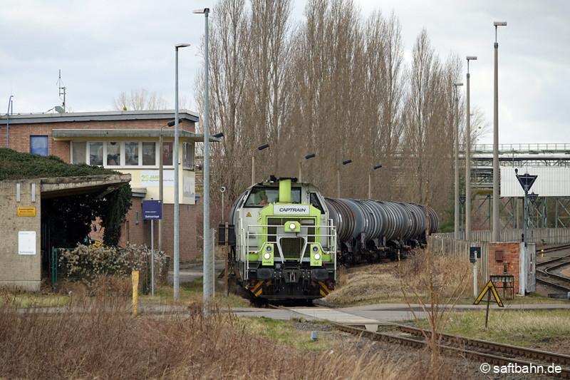 Aus Zörbig trifft 650 093-4 in Bitterfeld Nord am einstigen Haltepunkt Grube Antonie ein.