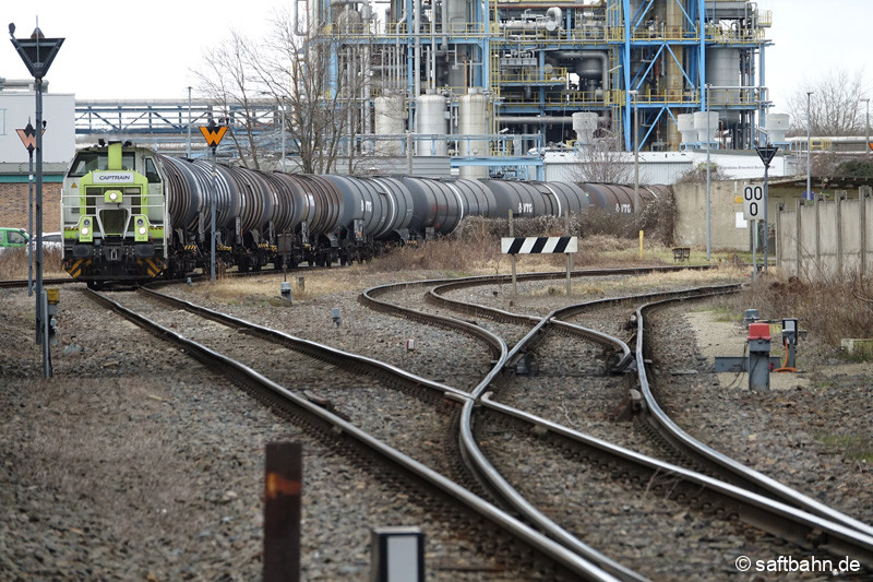 Umsetzen und umrangieren der Wagengruppe vom Saftbahngleis (Gleis Mitte) zu einem Abstellgleis.