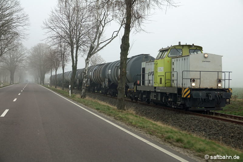 Mit elf leeren Kesselwagen erreicht die Schiebefahrt mit Lok V141 in wenigen Augenblicken das Zörbiger Gewerbegebiet Thura Mark