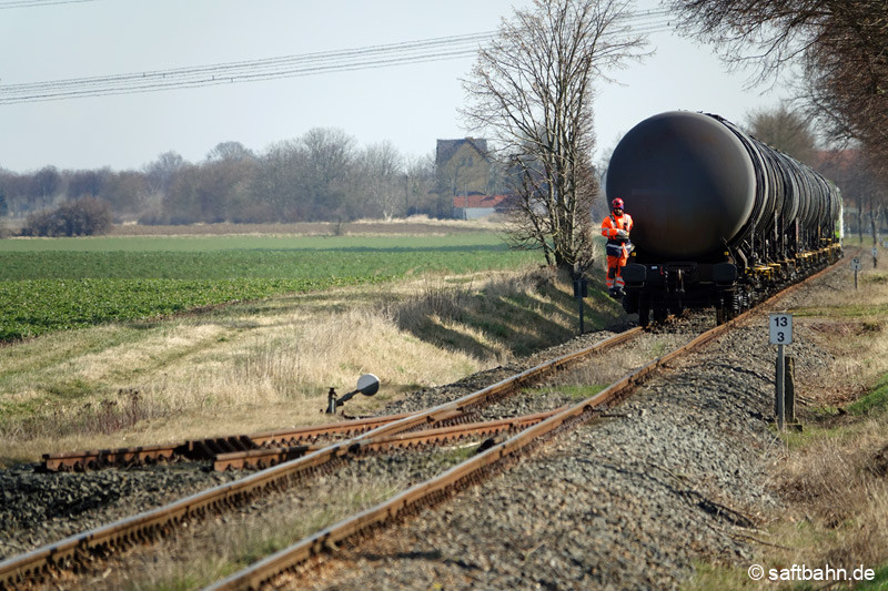 Kurz vor Zörbig Thura Mark wird die nicht angebundene Anschlussweiche am Kilometer 13,3 passiert. Im Hintergrund ist das Empfangsgebäude von Großzöberitz zu sehen.
