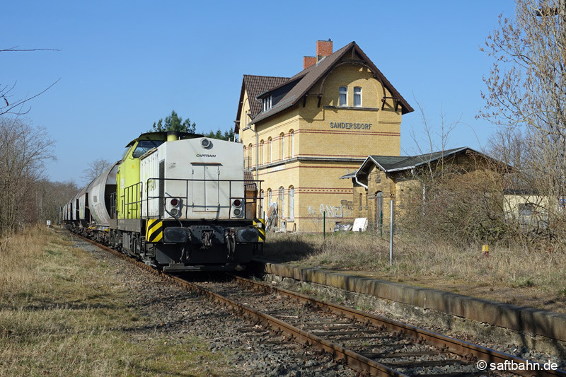Sandersdorf am 28.03.2022: V141 schiebt den Getreidezug nach Zörbig.