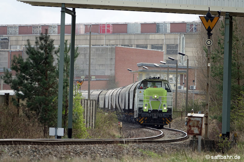 Nach Anhängen der Lokomotiven beschleunigt die G6 den Getreidezug in Bitterfeld Nord. Am ehemaligen Haltepunkt Grube Antonie geht es mit Schwung in Richtung Steigung. V142 schiebt nach.