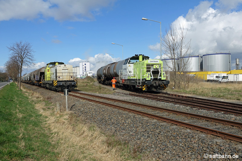 Auf dem Streckengleis stellt Lok V142 den Getreidezug ab, während die G6 den Kesselzug für die Abfahrt vorbereitet.