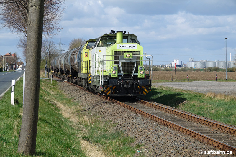 Am Großzöberitzer Sportplatz zeiehn G6 und V141 den Kesselzug über den örtlichen Bahnübergang; rechts das 3 Kilometer entfernte Verbio-Ethanolwerk.