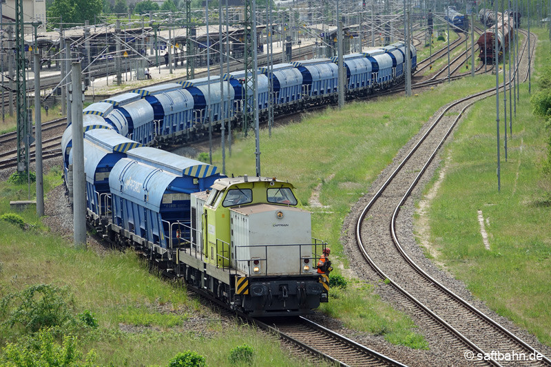 Die RBB V141 zieht die ersten Zughälfte vom Bahnhof ins Rangiergleis nach Bitterfeld Nord. Dort erfolgte ein 