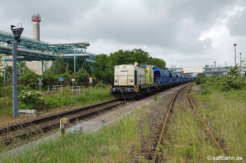 Nach einem Betriebshalt in Bitterfeld Nord, beschleunigt V142 den Zug gen Bitterfelder Bahnhof. Rechts das einstige Personenzuggleis der Saftbahnstrecke von Bitterfeld Nord nach Bitterfeld.