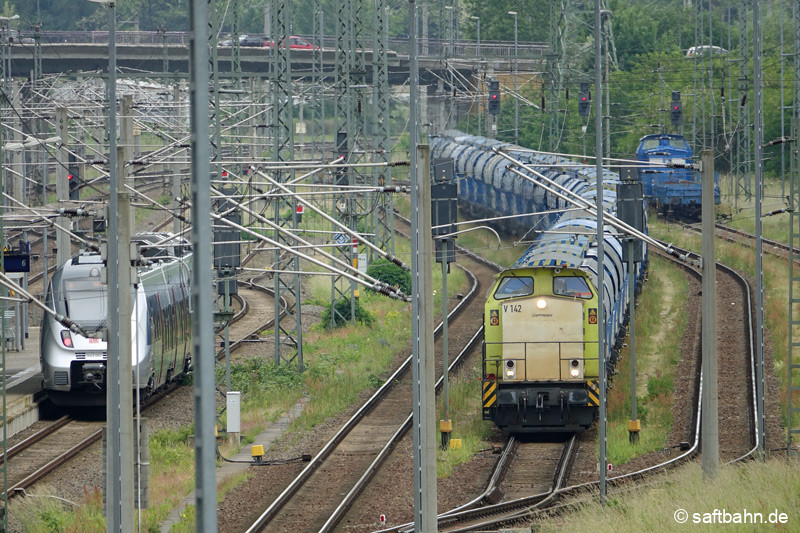 V142 hat den 29 Wagen langen Leerzug zusammenrangiert. 