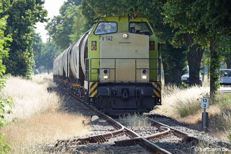 Am 18.06.2022 erreichen V142 und die am Schluss laufende V133 in wenigen Augenblicken das Zörbiger Industriegebiet.