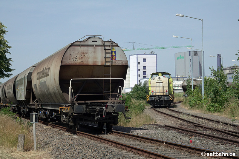 Am 19.06.2022 bestritt V142 alleine die Fahrten auf der Saftbahn. Sie brachte die restlichen 15 Getreidewagen aus Bitterfeld nach Zörbig und übernahm die nun entladenen Wagen vom Vortag im Werksgleis.