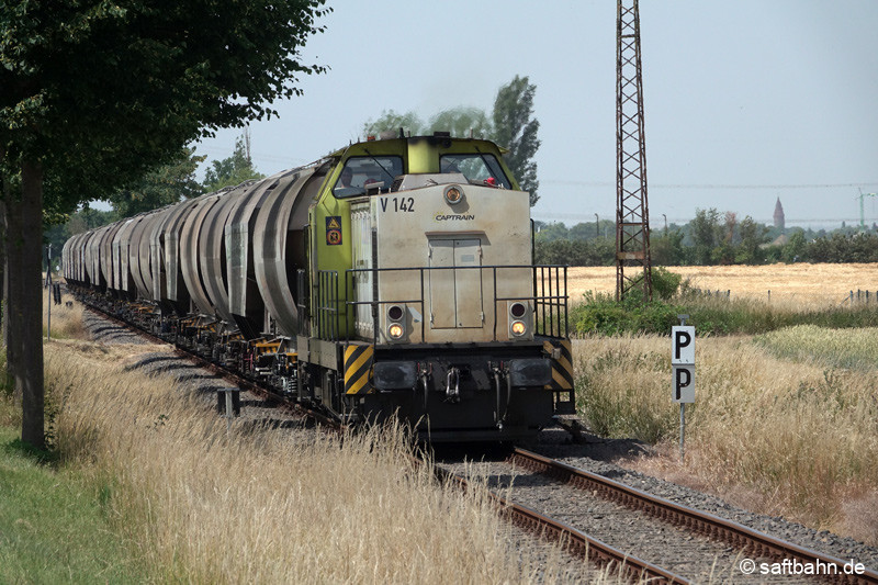 Kurz vor Heideloh, unmittelbar vor Querung der Autobahn 9 konnte der Agroleerzug mit dem Zörbiger Schloßturm (rechts im Hintergrund) aufgenommen werden. 