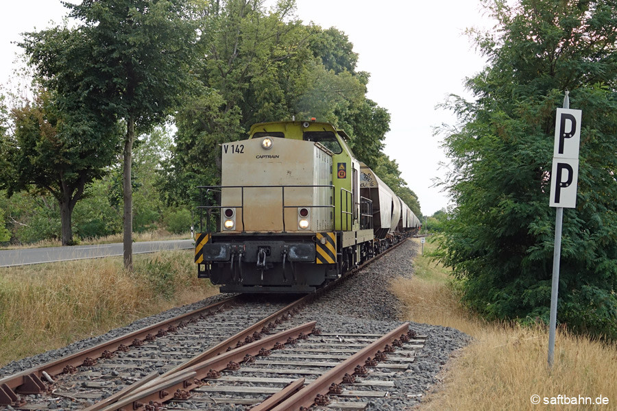 RBB/Captrain-Lok V142 war für die Zustellung der Wagen im Einsatz.