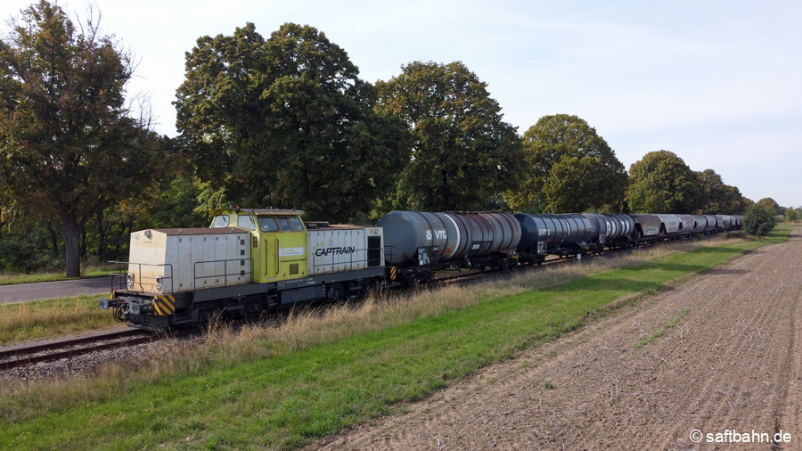 Aus dem Verbio-Anschlussgleis hat V142 ihre Wagen herausgezogen und wird in wenigen Augenblicken den Rückweg nach Bitterfeld Nord antreten.