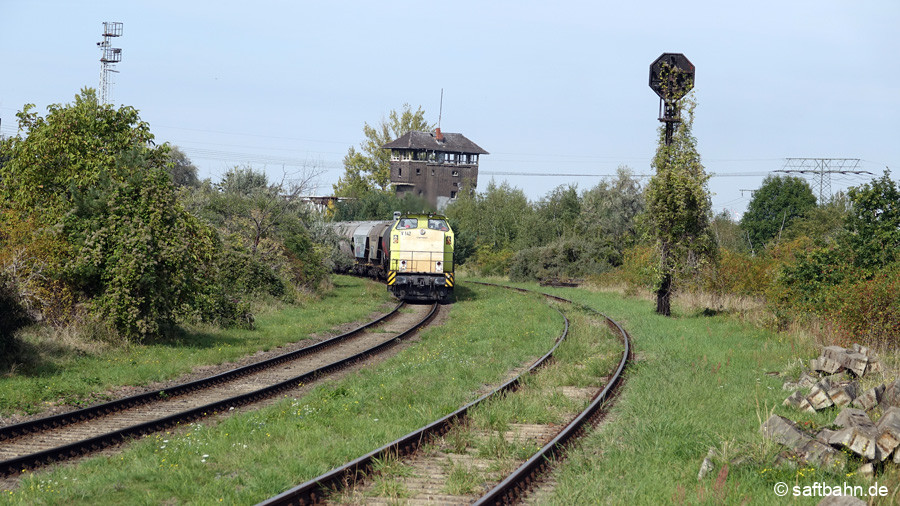 Zwischen Bitterfeld Nord und Bitterfeld Bahnhof, ist die Fuhre auf dem Gütergleis der DB Netz unterwegs.