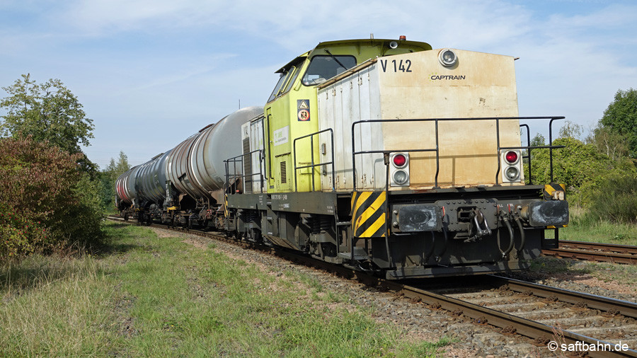 V142 schiebt die drei Zörbiger Kesselwagen zurück nach Bitterfeld Nord, nahchdem die Getreidewagen abgestellt wurden.