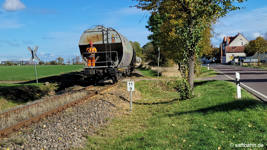 Im Schiebegang durch Großzöberitz. Der Lokrangierführer steuert dabei vom Wagen aus die am Schluß laufende Lokomotive.