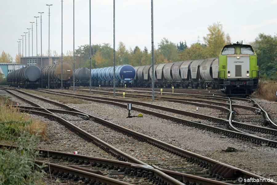 Fehlende Gleiskapazitäten in Zörbig und auf dem Bitterfelder Bahnhof bringen Umstände mit sich: V133 bringt den aus Zörbig stammenden Leergetreidezug am 22.10.22 in den Chemiepark, um ihn dort zwischenzuparken.