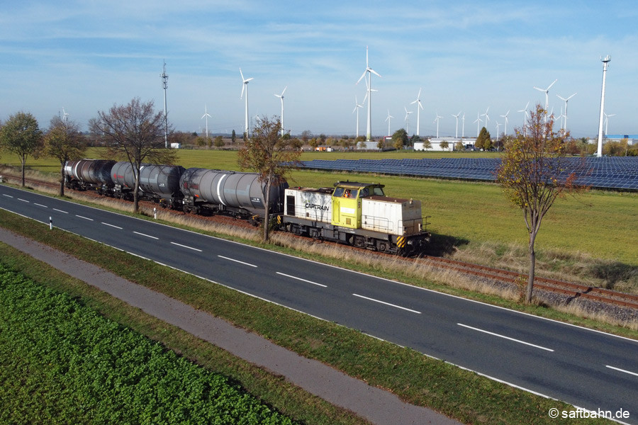 Zwischen Großzöberitz und Heideloh geht es am naheliegenden Gewerbegebiet 