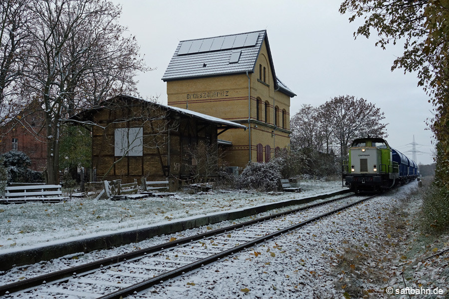 Am sanierten Bahnhofsensemble von Großzöberitz, rollt der Leerzug gen Bitterfeld vorüber.