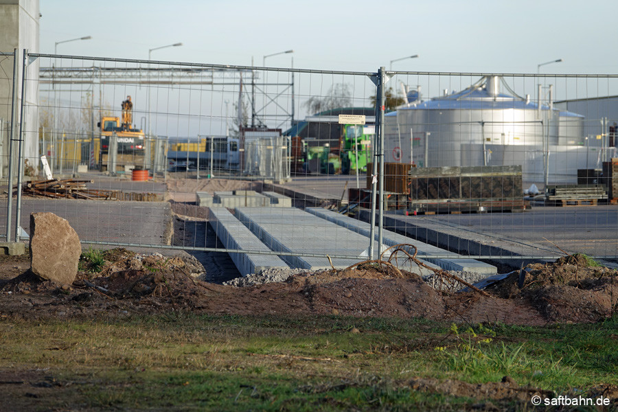 Auf dem Werksgelände sind am 12.11.2022 erste Gleistragplatten des zukünftigen Verladegleises verlegt.