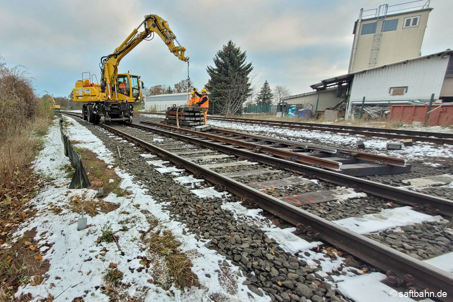 Verlegen und Einbau einer neuen Weiche zum Anschluss der beiden neu zu errichtenden Werksgleise am 21.11.2022.