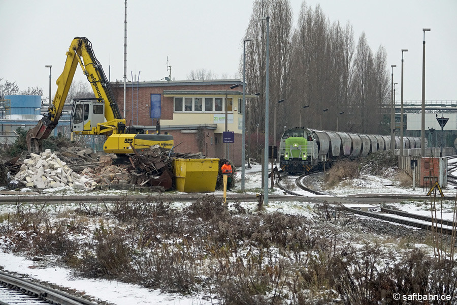 Abgerissen wird derzeit das Haltestellengebäude im ehemaligen Haltepunkt Grube Antonie. 650 093 hat am Bahnsteig neben dem Stellwerk der Regiobahn gehalten.