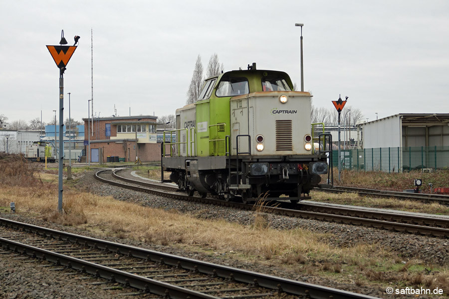 Ausfahrt in BNW / Nord nach Lokführerpause: V133 befindet sich auf den Weg zum Bitterfelder Bahnhof.