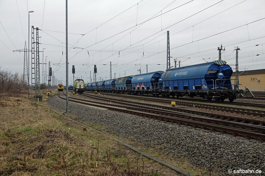Mehrere Minuten muss V133 warten, um sich an die restlichen 20 Getreidewagen im Bitterfelder Bahnhof zu setzen.
