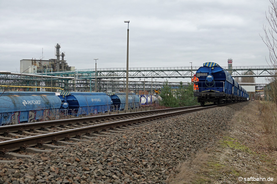 Nach Abstellung von 10 Getreidewagen im Rangierbahnhof Nord (links im Bild), befindet sich nach einem Gleiswechsel die schiebende V133 mit der rund 800 Tonnen Fracht in der 11 Promille Richtung Sandersdorf.