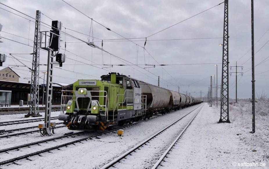 RBB-Lok G6 alias 650 093, übernimmt auf dem Bitterfelder Bahnhof den eingefahrenen Getreidezug und rangiert ihn um.