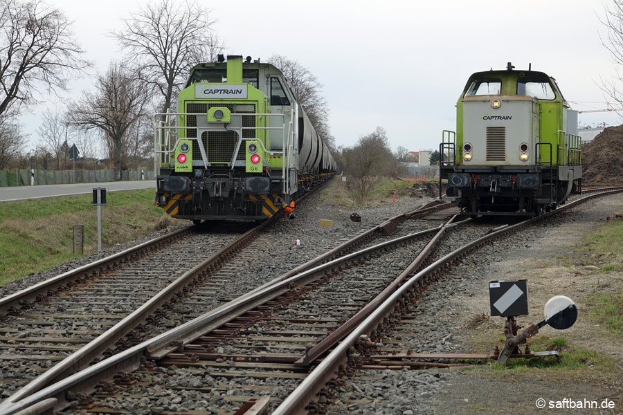 Die G6 schob die Wagen auf das Streckenübergabegleis. Sie fuhr dann als Triebfahrzeugfahrt nach Bitterfelkd Nord zurück, während die V133 leere Getreidewagen aus dem Werksgleis abfuhr.