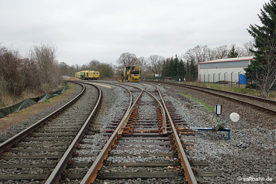 Blick ins Baugleis am km 14,2. Am 21.03.2023 bringen die Maschinen das zukünftige Umfahrungs- und Logistikgleis in die richtige Endlage. Im Vordergrund die neu eingebaute Weiche M3.