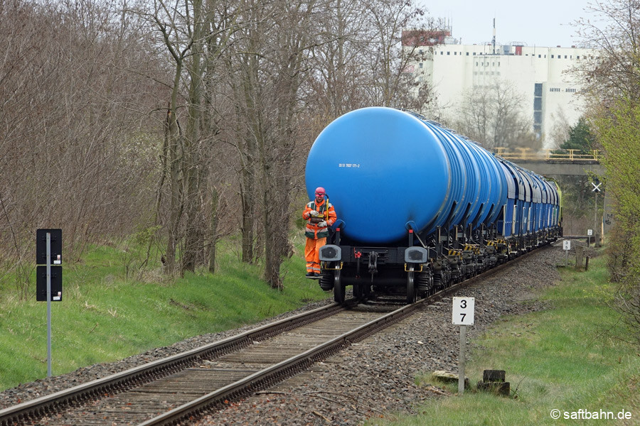 Leerkesselnachschub für Zörbig: Am 13.04.2023 schiebt V141 in der Steigung hinter Bitterfeld Nord die Wagen samt Getreidewagen gen Sandersdorf.