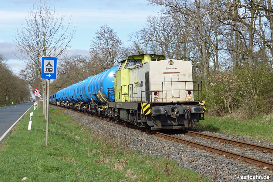 Einen schicken Eindruck hinterlässt V141 am 13.04.2023 mit ihrem blauen Wagenschweif auf der Rückleistung Zörbig-Bitterfeld Nord.