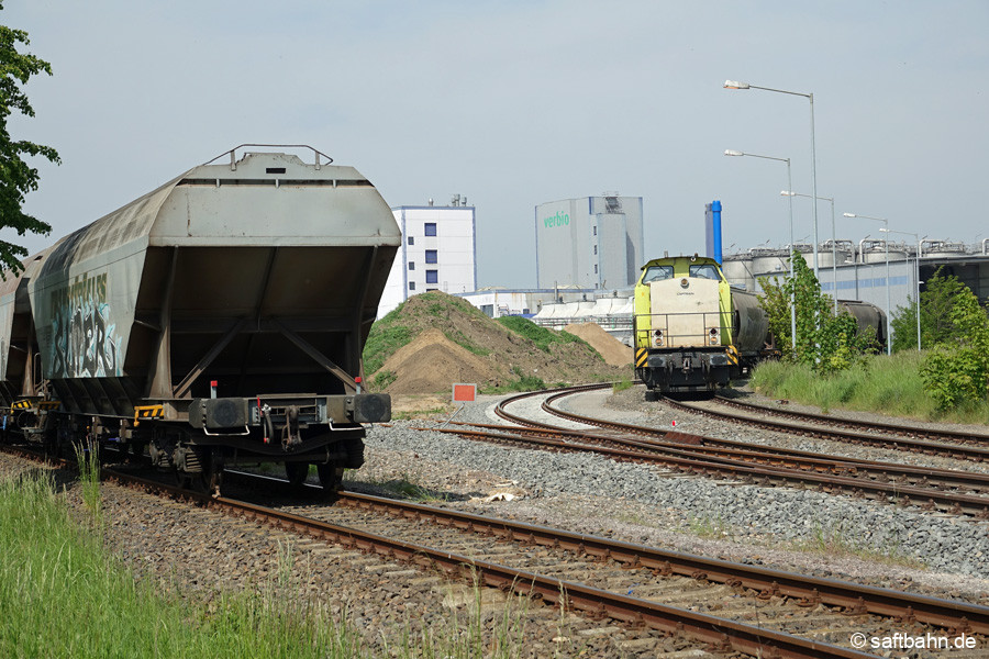 V141 im Anschlussgleis des Verbio-Werkes.