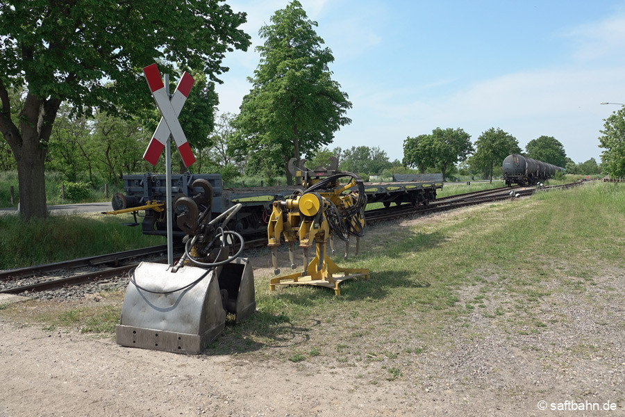 Abgestellter Flachwagen in Zörbig Thura Mark, mit Anbaugeräten für den Zweiwegebagger.