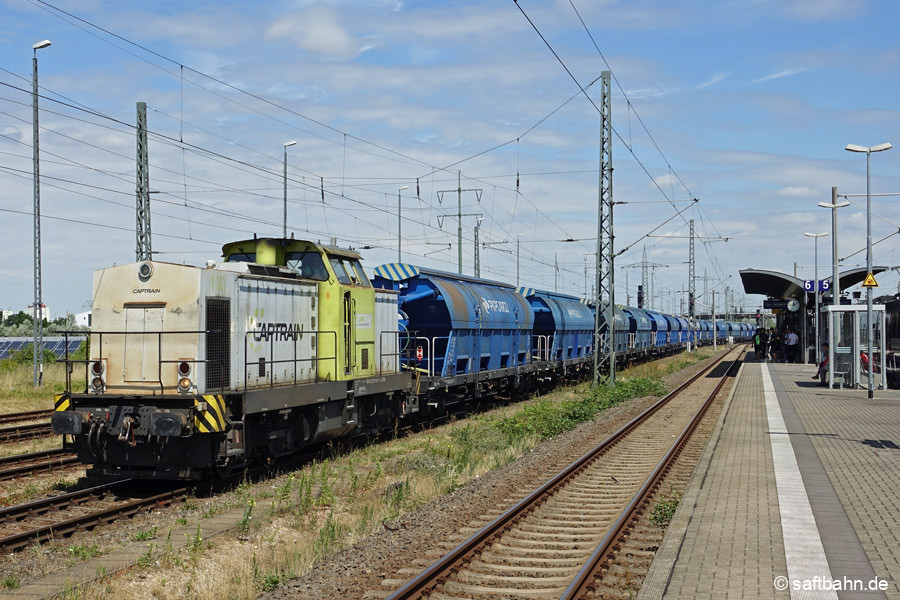 Einfahrt zur Übergabe: V141 zieht den langen Zug auf den Bahnhof. 