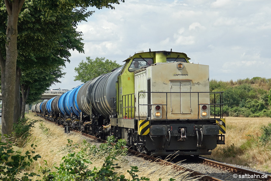 Zwischen Großzöberitz und Heideloh ist V141 mit der Wagenleine aus Zörbig unterwegs.