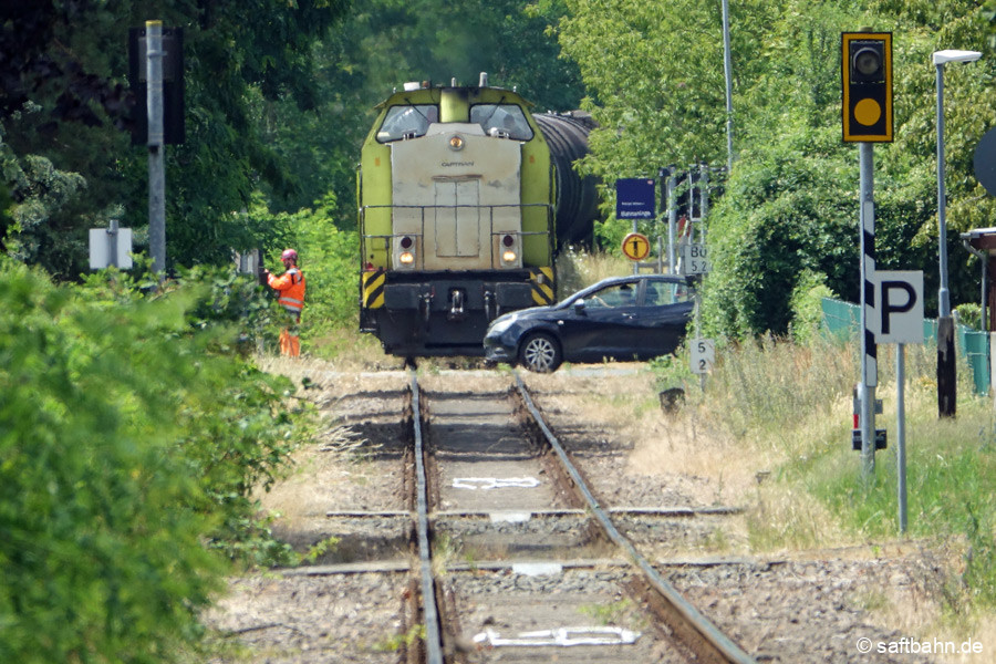 Dauerbrenner im Bahnbetrieb sind die Bahnübergänge in Sandersdorf: U.a. müssen die Bedienfahrten am Übergang anhalten, um die Rolt/Gelb-Phase für die Autofahrer manuell durch den Lokführer einzuschalten. Grund sind defekte bzw. gestohlene Kabelleitungen an den in Gleismitte eingebauten Einschaltschleifen.