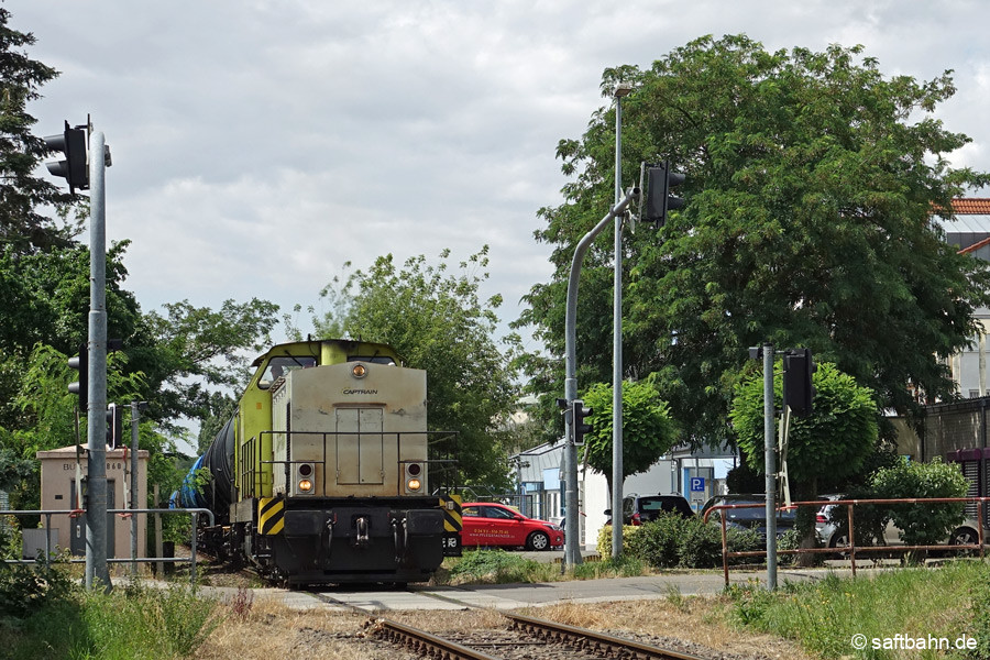 Querung des mit Lichtzeichen ausgestatteten Bahnübergangs am Bahnkilometer 4,8 in Sandersdorf.