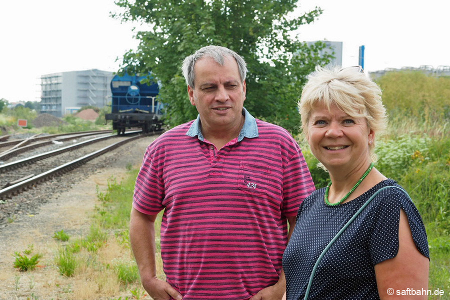 Informationen zum gegenwärtige Bahnbetrieb, erhielt Cornelia Lüddemann am Bahngleis in Zörbig erklärt.