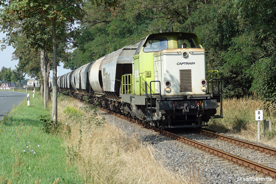 Bei Heideloh zieht am 20.08.23 V133 die leere Getreidewagenleine nach Bitterfeld zur Zwischenabstellung zurück.