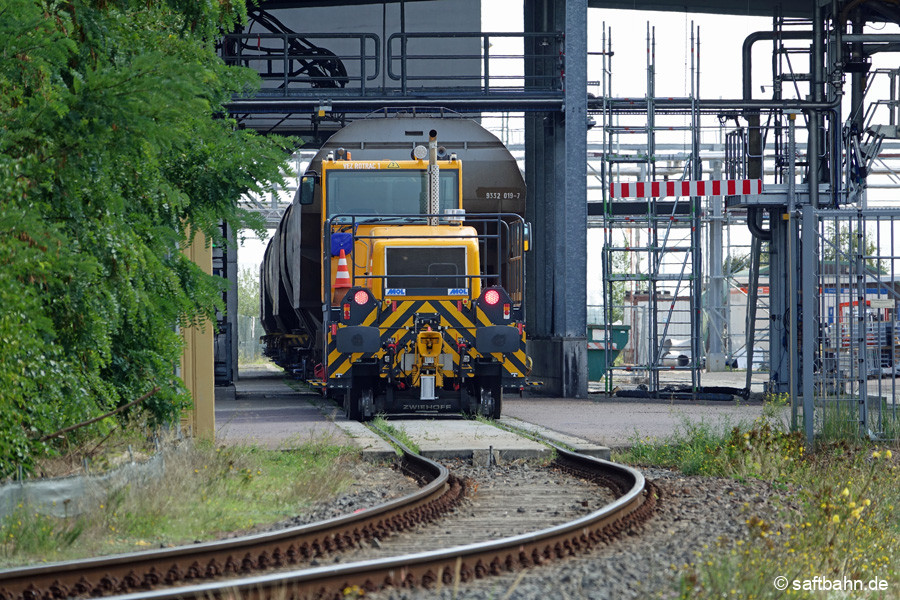 Auf der Schüttgosse im Verbio-Werk erfolgte die Entladung der Waggons. Für die Rangierarbeiten ist der Funkferngesteuerte Rotrac 24 (VEZ 1) im Einsatz.