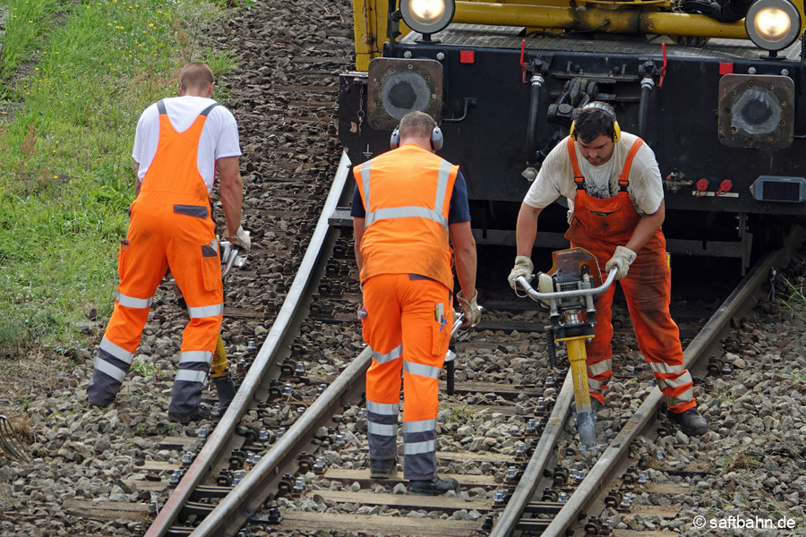 Stopfarbeiten nach dem Schwellenwechsel.