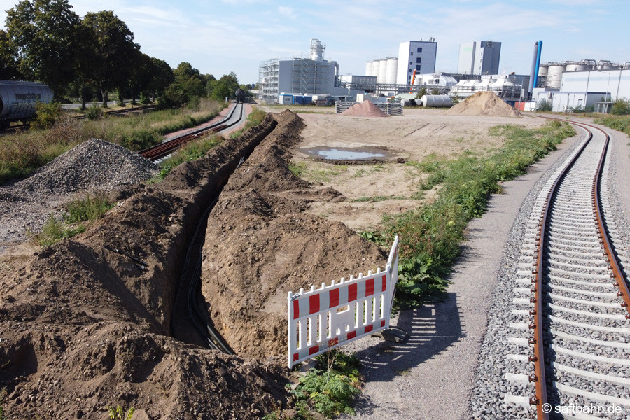 Neue Stromkabeltrasse rechts verlaufend am zukünftigen Abstell- und Umfahrungsgleis.